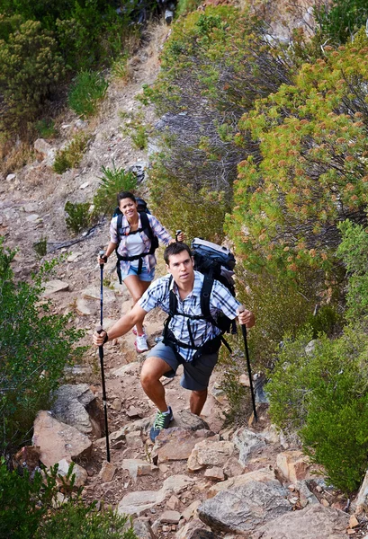 Couple climbing up mountain — Stock Photo, Image