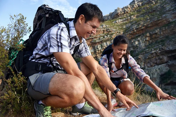 Pareja de senderismo mirando un mapa — Foto de Stock