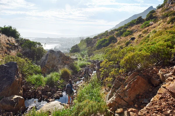 Excursionistas contra una montaña — Foto de Stock