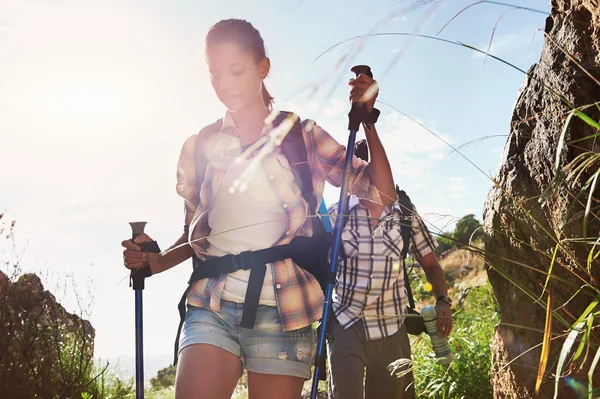 Woman hiking along path with boyfriend — Stock Photo, Image