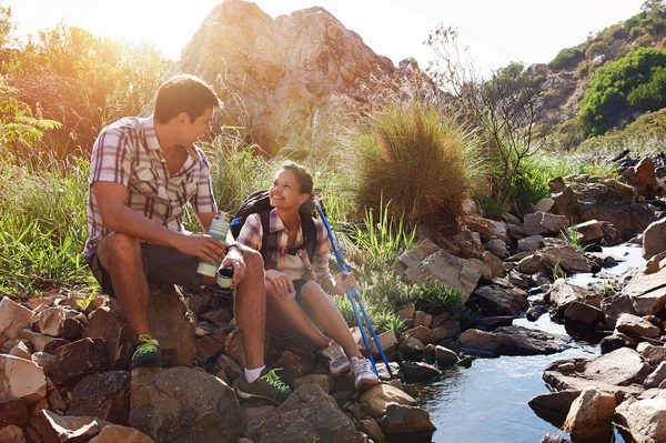 Couple sitting by dam — Stock Photo, Image