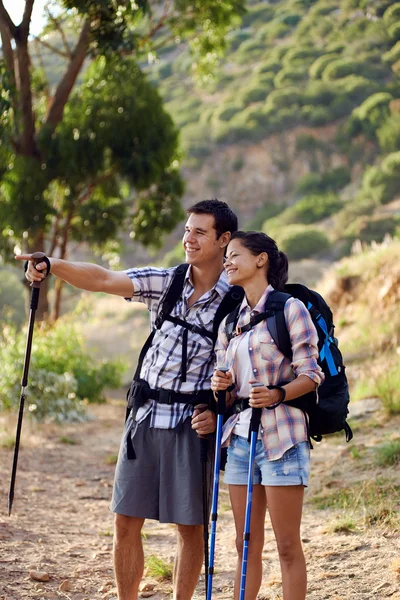 Man pointing something out to girlfriend — Stock Photo, Image