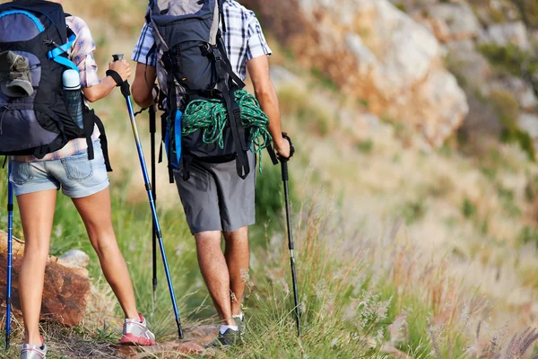 Casal caminhadas ao longo de um caminho de montanha — Fotografia de Stock