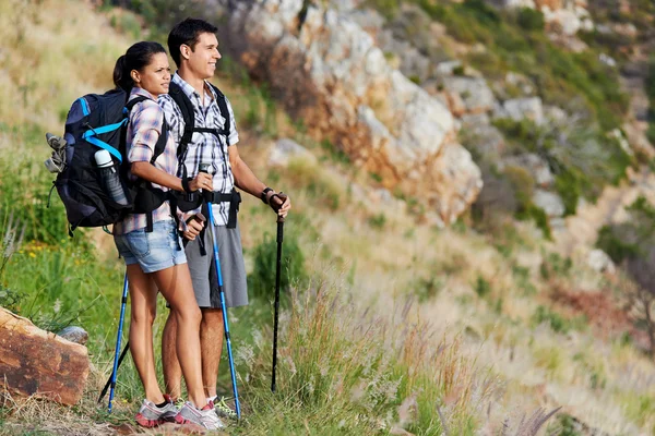 Hiking couple on mountain range — Stock Photo, Image