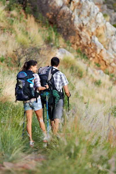 Yol hiking boyunca yürüme Çift — Stok fotoğraf