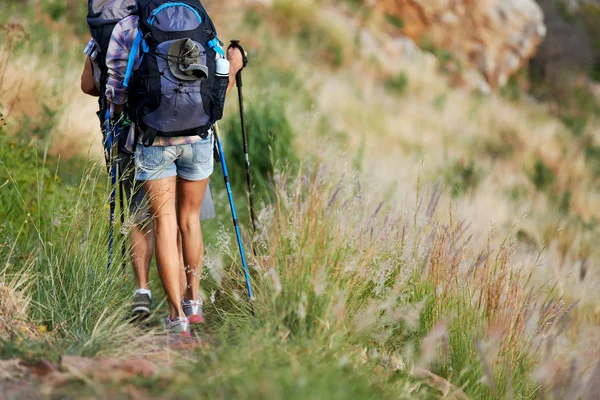 Casal andando ao longo de uma trilha de caminhadas — Fotografia de Stock