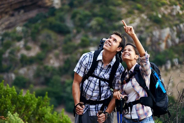 Туристская пара указывая вверх — стоковое фото