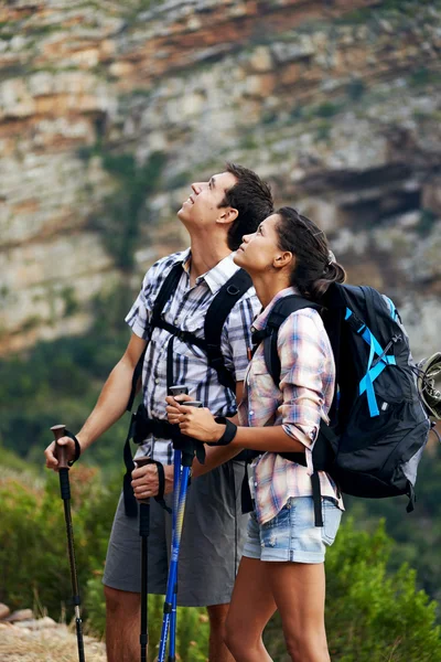 Pareja tomando un descanso de senderismo — Foto de Stock