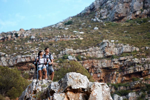 Coppia che guarda in montagna — Foto Stock