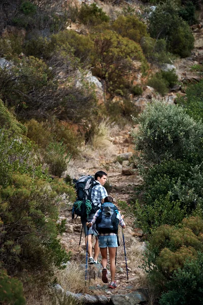 Randonneurs marchant sur un sentier escarpé — Photo