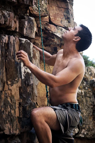 Man with no shirt on rock climbing — Stock Photo, Image