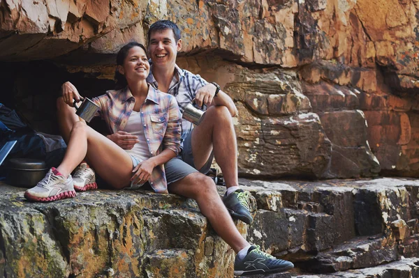 Couple taking break in cave — Stock Photo, Image