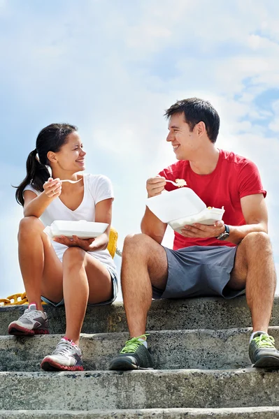 Casal comer comida de fora — Fotografia de Stock