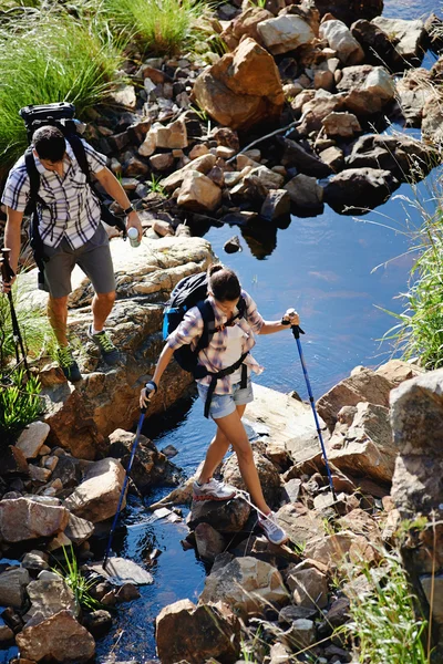 Couple crossing dam — Stock Photo, Image