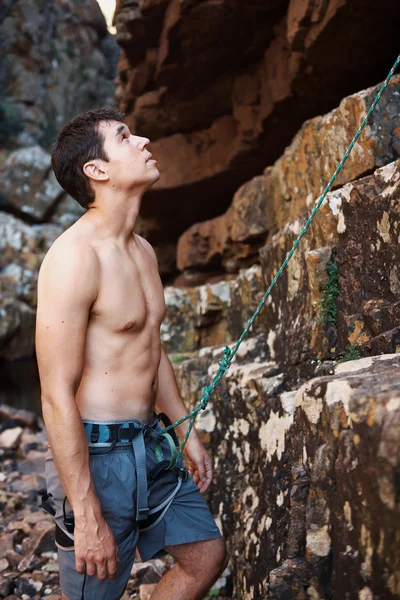 Hombre comienza su escalada en roca — Foto de Stock