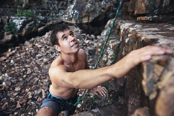 Człowiek wspinaczka skalna — Zdjęcie stockowe