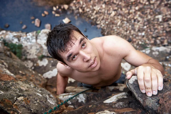 Homem escalada de rocha — Fotografia de Stock
