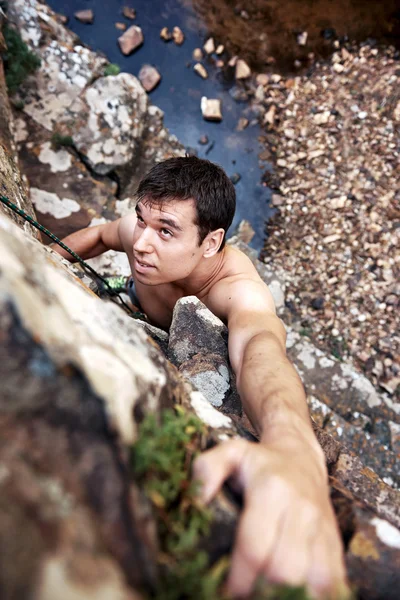 Man rock climbing — Stock Photo, Image