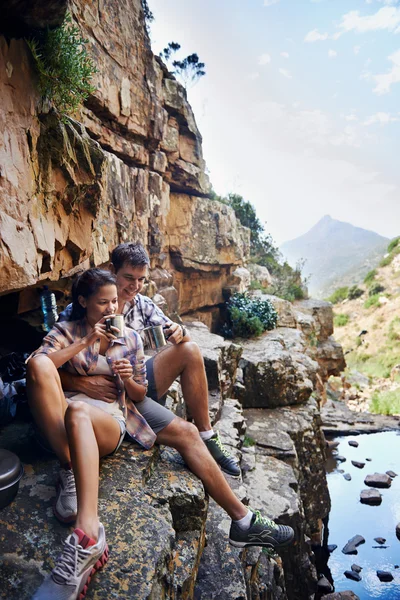 Couple cuddling up to each other — Stock Photo, Image