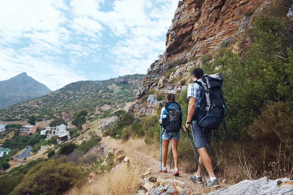 Casal caminhando ao longo da trilha — Fotografia de Stock