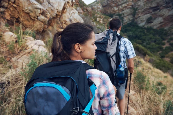 Pareja caminando a lo largo de senderos — Foto de Stock