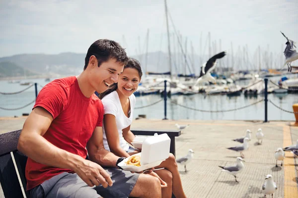 Couple sitting together on bench — Stock Photo, Image