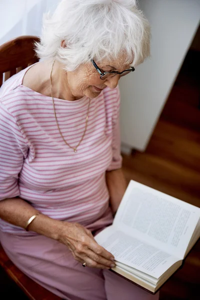 책을 읽고 있는 여자 — 스톡 사진