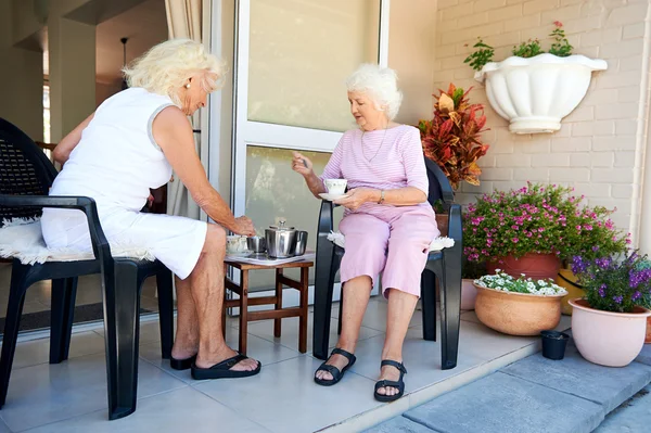 Vecchie amiche che prendono il tè — Foto Stock