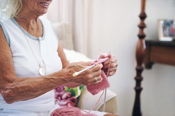 Senior woman knitting — Stock Photo, Image