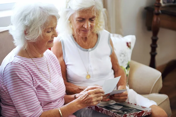 Mulheres idosas olhando para fotografias antigas — Fotografia de Stock