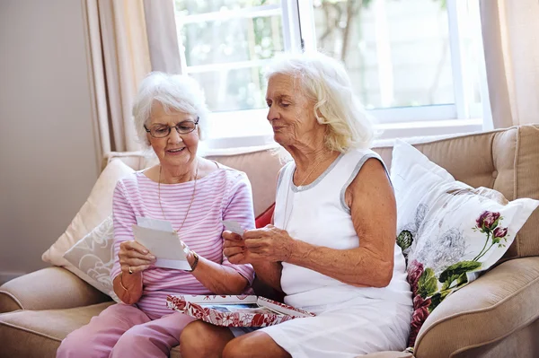 Vrouw met kop en schotel — Stockfoto