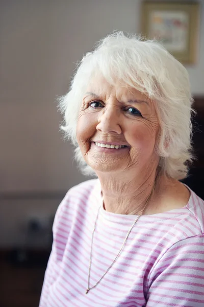 Зрелая женщина улыбается — стоковое фото