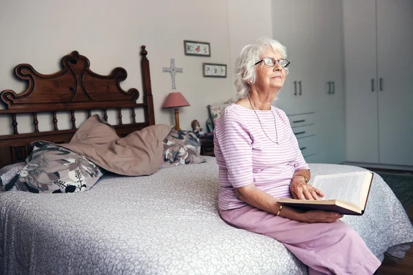 Frau liest Buch im Schlafzimmer — Stockfoto