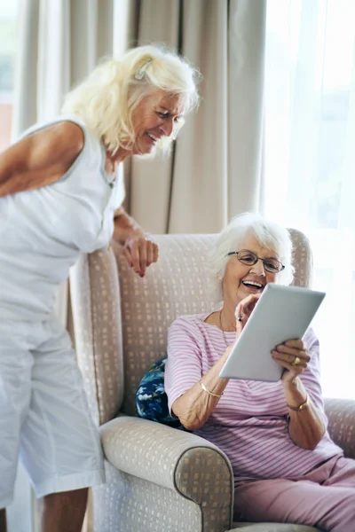 Oude vrouwelijke vrienden lachen — Stockfoto