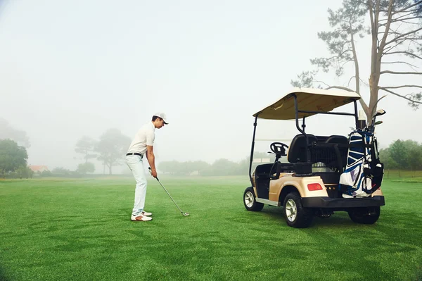 Golfer in vaargeul met kar — Stockfoto