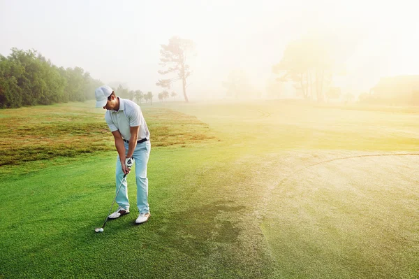 Golfer op de groene chippen — Stockfoto
