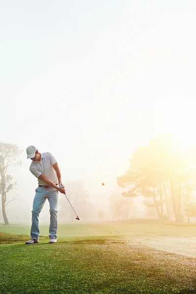 Golfista lascando no verde — Fotografia de Stock