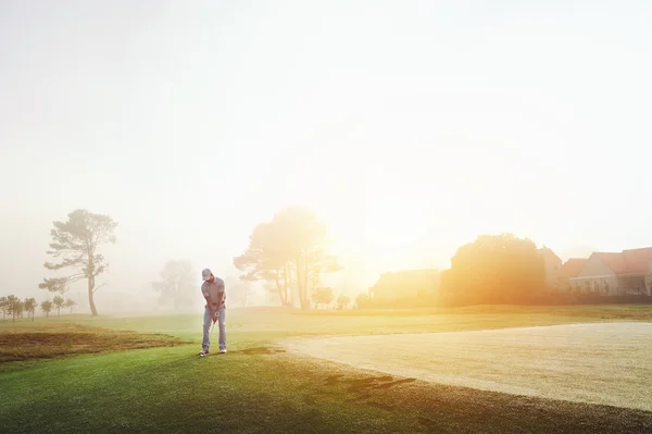 Golfista osekávání na zelené — Stock fotografie