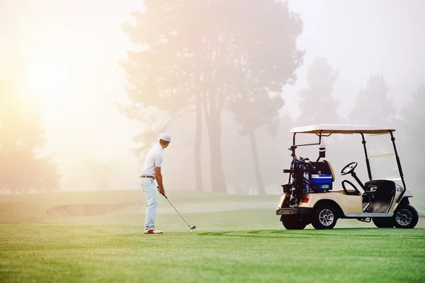 Golfer lining up shot with iron club — Stock Photo, Image