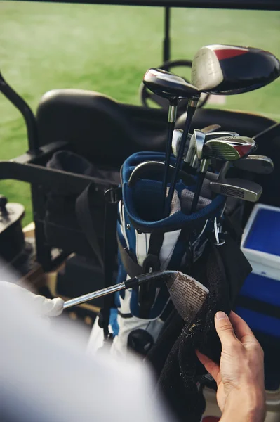 Golfer op zoek na zijn clubs — Stockfoto