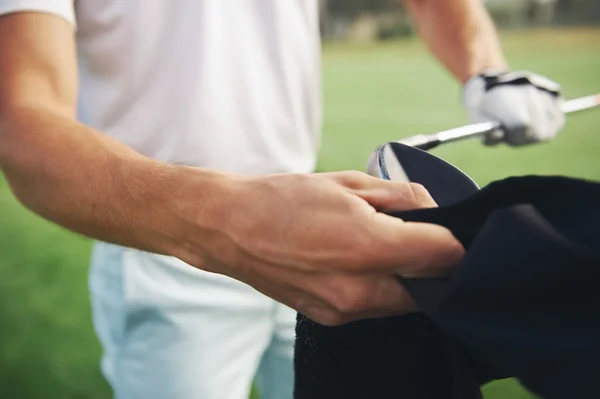 Golfer op zoek na zijn clubs — Stockfoto