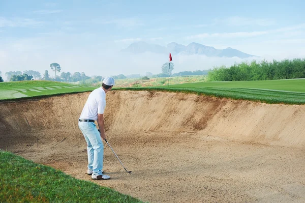 Golfer raken bal tegen gevaren — Stockfoto