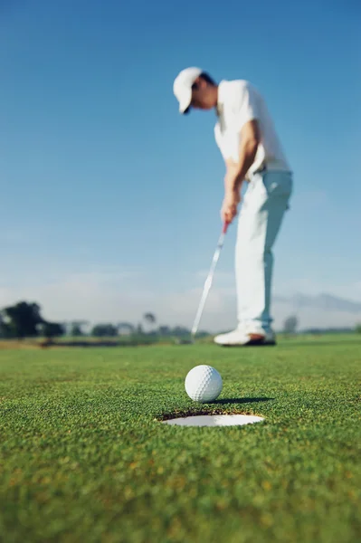 Homem de golfe colocando em verde para passarinho — Fotografia de Stock