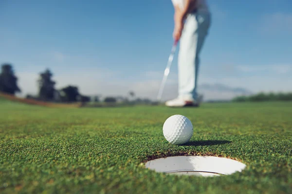 Golf mężczyzna stawianie na zielono — Zdjęcie stockowe