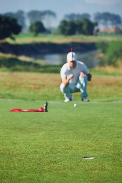 Golfista apuntando alineando putt —  Fotos de Stock