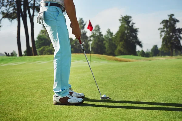 Golf mannen att sätta på green — Stockfoto