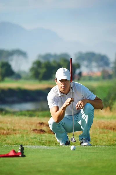 Golfspelare syftar rada upp putt — Stockfoto