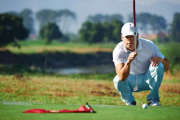 Golfista zaměřené šikovaly putt — Stock fotografie