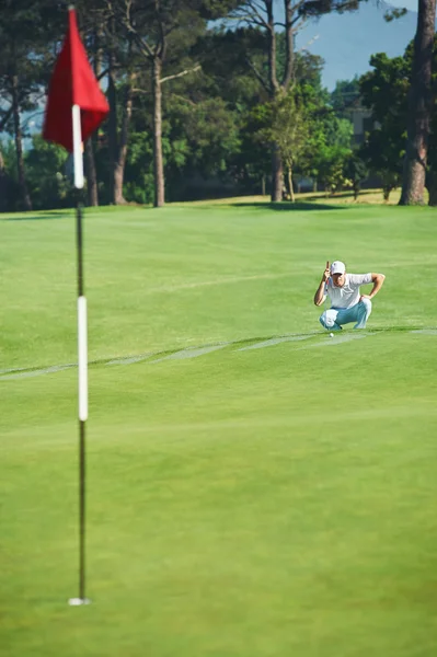 Golfista visando alinhar putt — Fotografia de Stock