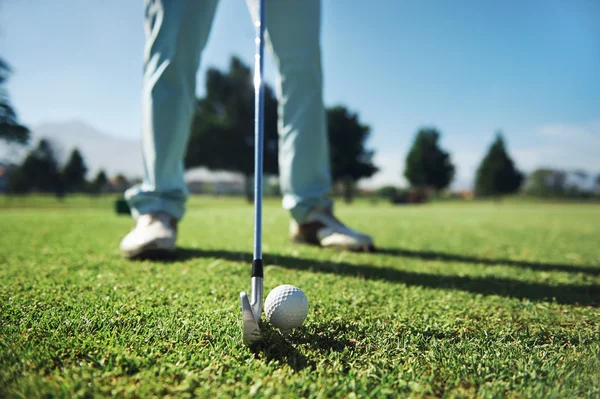 Golfista con ferro che colpisce colpo tee — Foto Stock